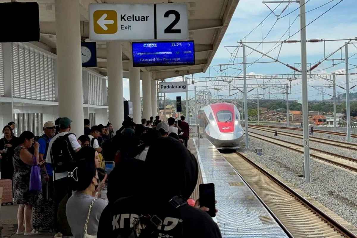 Nekat Tahan Pintu Whoosh! Aksi Satu Penumpang Bikin Kereta Cepat Telat, KCIC Langsung Bereaksi
