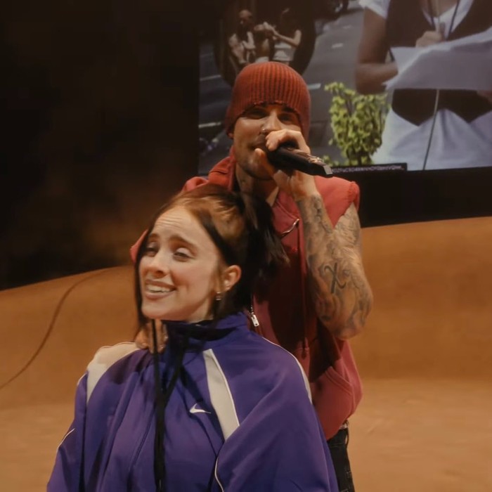 Billie Eilish Menangis Usai Jadi 