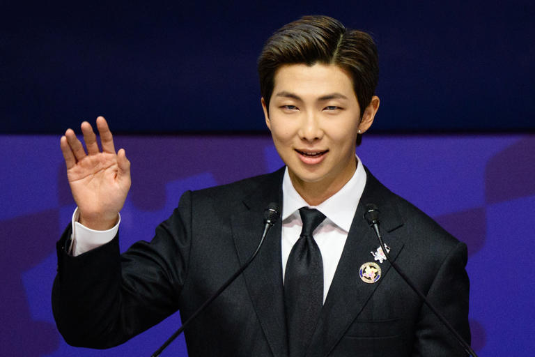 RM BTS Dituding Merokok di Area Terlarang Shibuya, Ini Fakta Lengkap dari Media Jepang