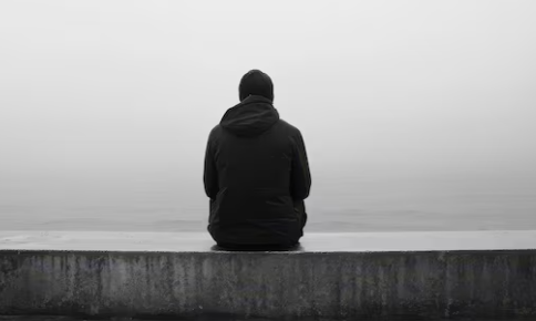 Kenapa Kita Sering Merasa Kesepian di Tengah Keramaian? Memahami Fenomena 'Social Loneliness'