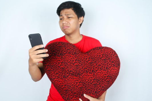 LDR Tanpa Drama: Cara Menjaga Kepercayaan Meski Terpisah Jarak dan Waktu