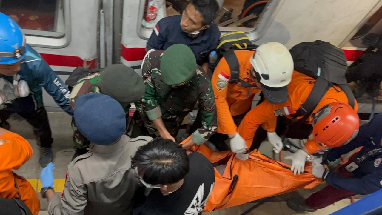 10 Jam Terjepit di Gerbong! Kisah Pilu Korban Tabrakan KRL di Bekasi Timur