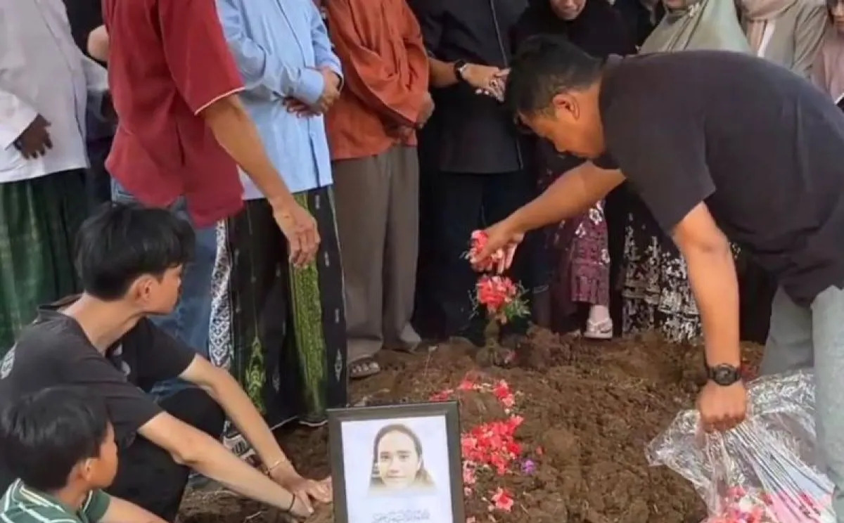 Kisah Haru Pemakaman Harum, Korban Tabrakan Kereta Bekasi yang Tinggalkan Anak Berusia 3 Tahun