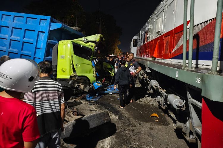 Truk Mogok Diterjang KA Dhoho di Blitar, KAI Soroti Kelalaian di Perlintasan