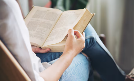 Tips Membangun Kebiasaan Baca Buku Minimal 10 Halaman Sebelum Tidur