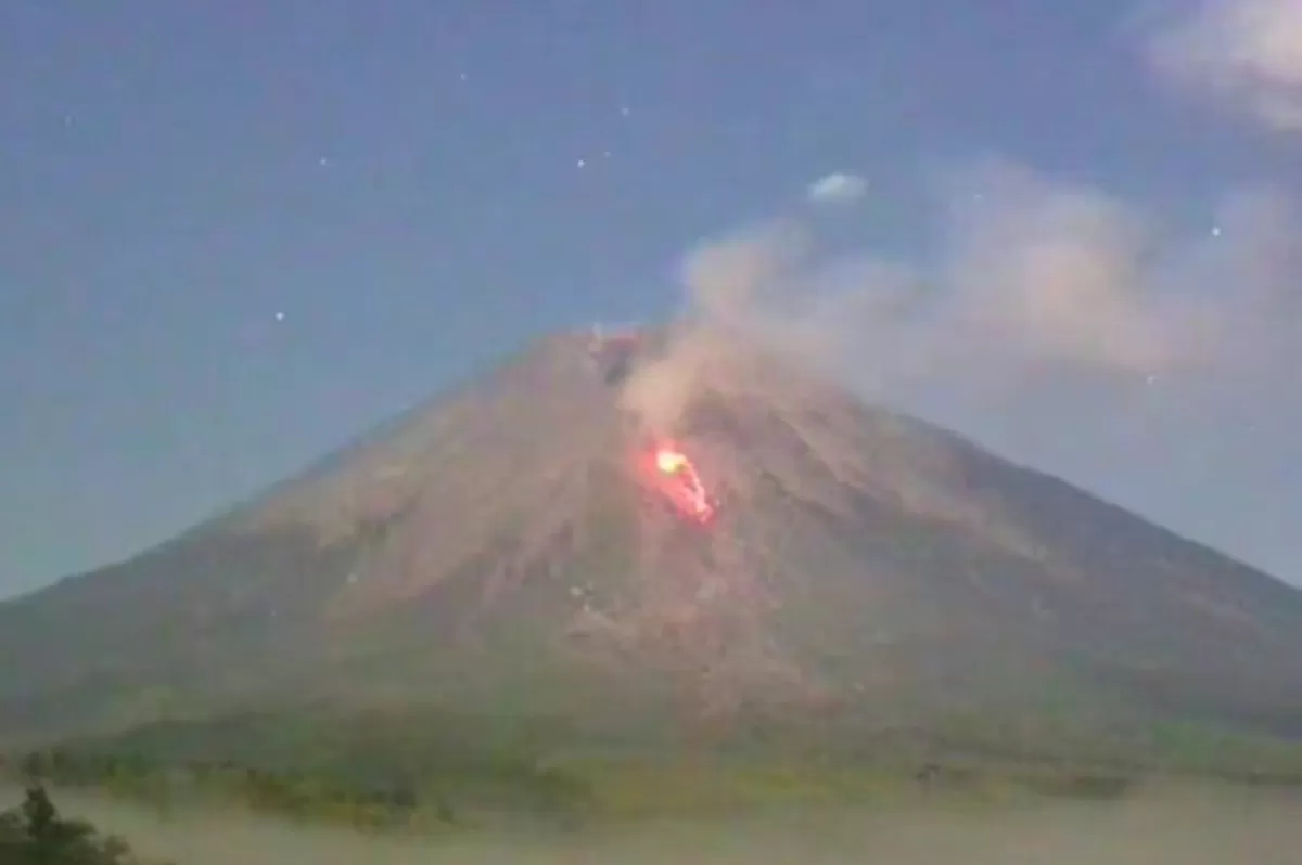 Gunung Semeru Erupsi Dua Kali Pagi Ini, Kolom Abu Capai 700 Meter