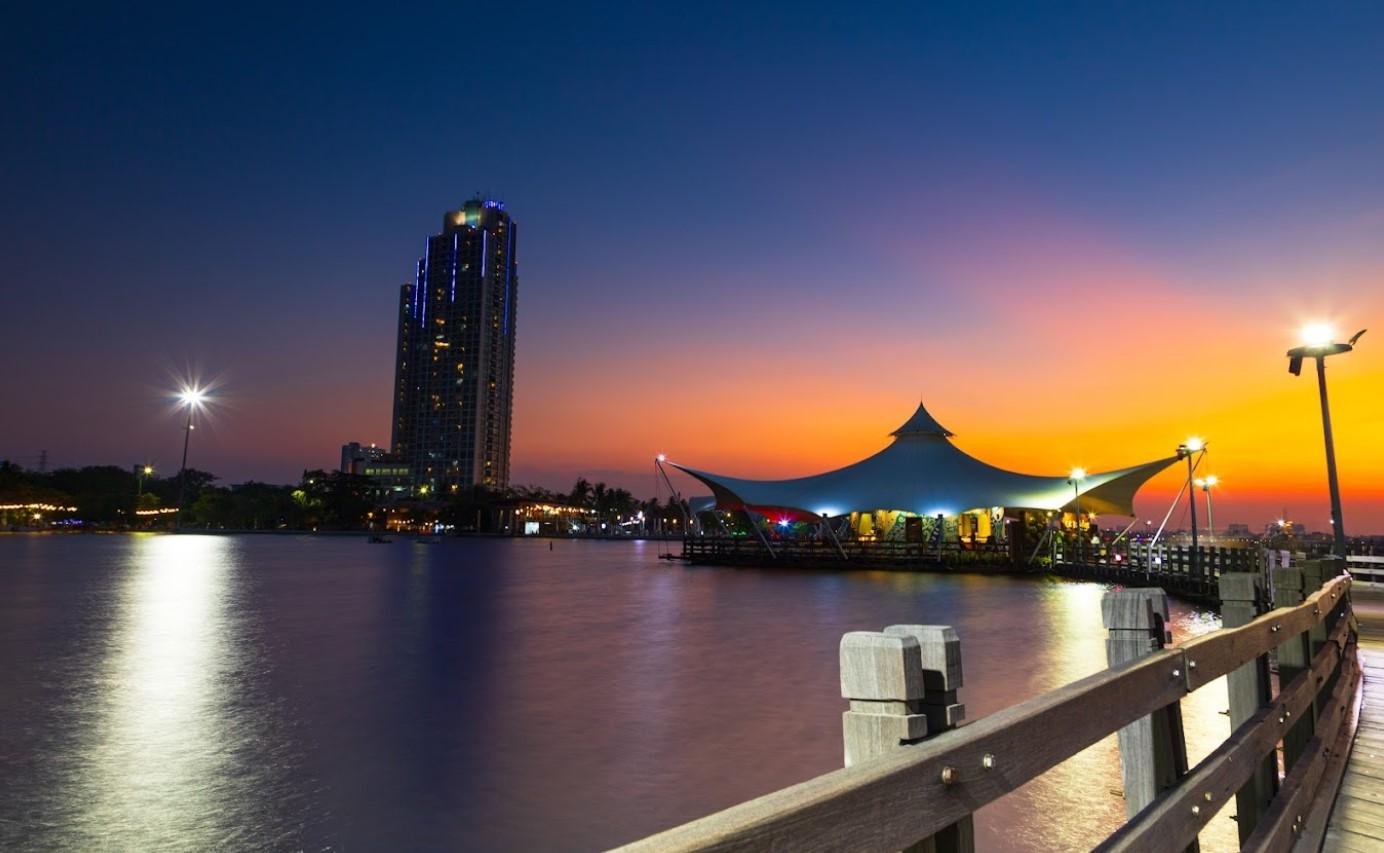 8 Tempat Wisata di Jakarta yang Bisa Naik Transjakarta, Dari Ancol Hingga Monas yang Murah Meriah!