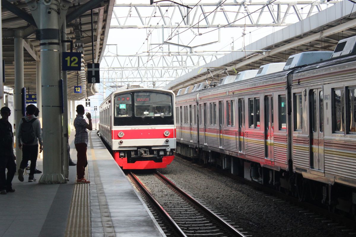 Jalur Kereta Terputus Akibat Banjir Bandang, Perjalanan KRL Lumpuh dan Terganggu Parah