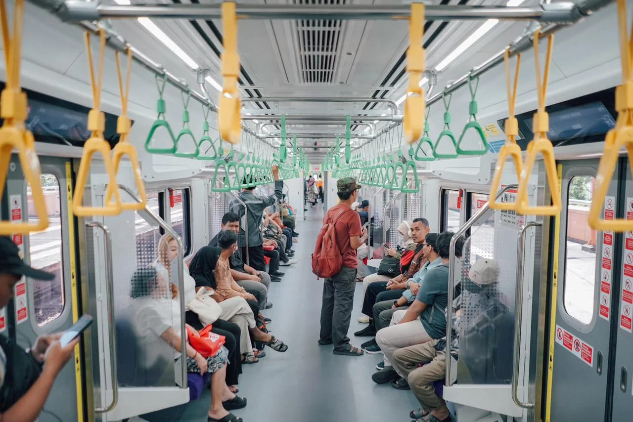 Kepanasan di KRL yang Mati Listrik, Penumpang Nekat Loncat dari Gerbong