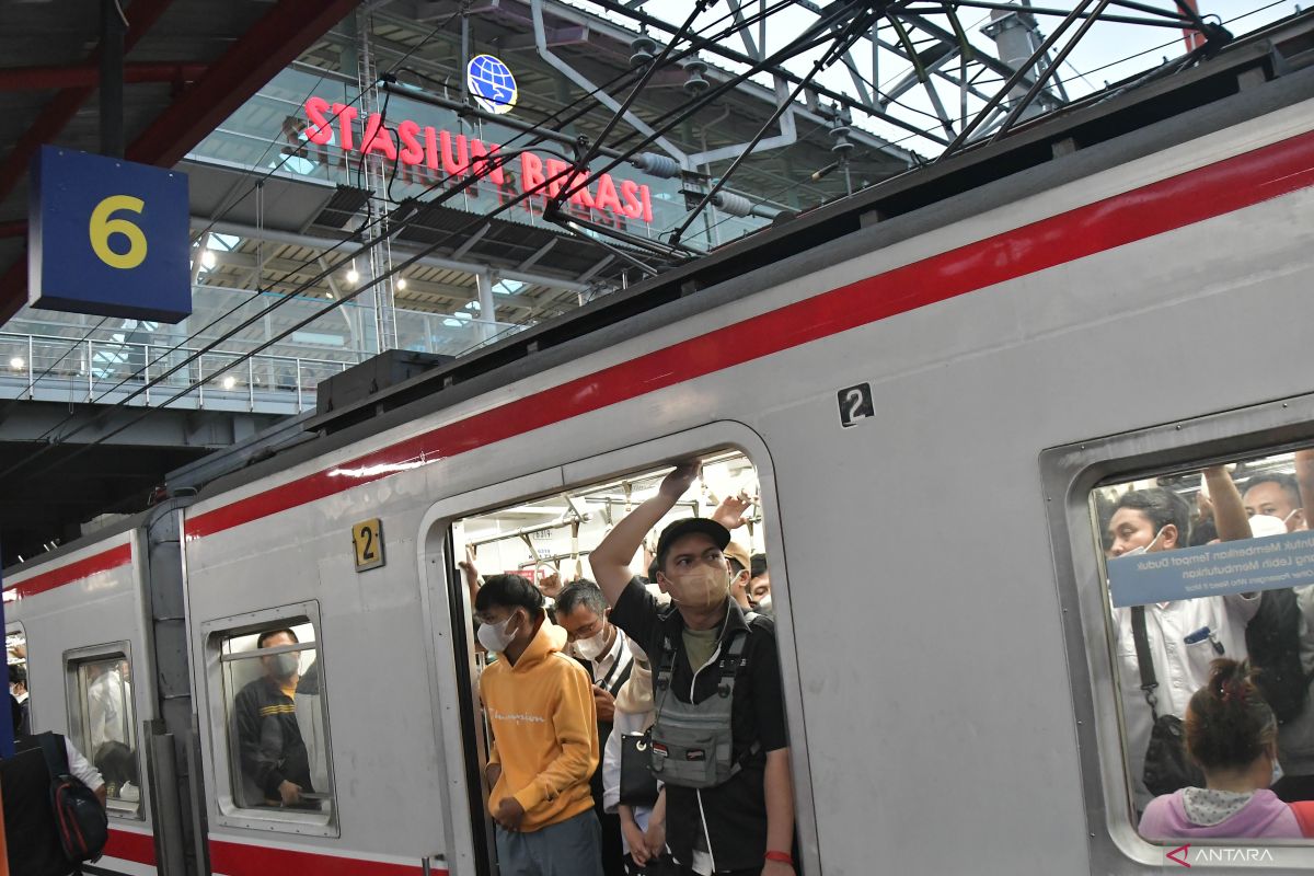 KRL Tanah Abang Hanya Sampai Kebayoran Gara-Gara Petir, Penumpang Sempat Terdampak