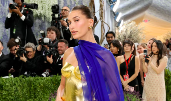 Hailey Bieber ‘Berbalut Emas’ di Met Gala 2026, Tampil Super Mewah dengan Sentuhan Seni Ikonik!