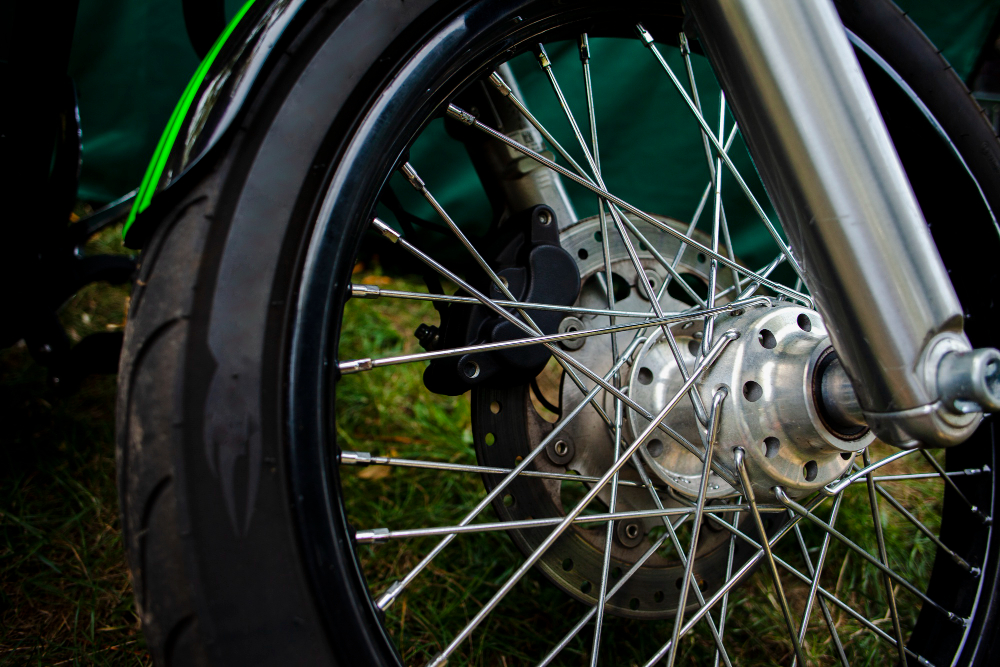 Velg Motor Penyok Bikin Riding Gak Stabil? Kenali Penyebab dan Solusi Paling Efektif