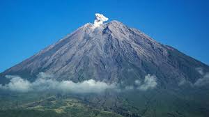 Gunung Semeru Mengamuk Lagi! Tiga Kali Erupsi Hari Ini, Abu Muntah Setinggi 800 Meter