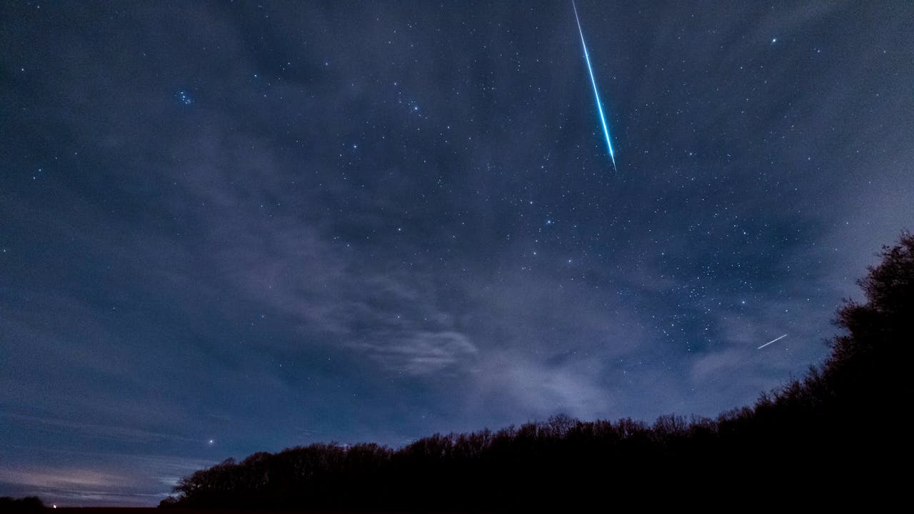 7 Fenomena Langit Mei 2026: Ada Hujan Meteor Halley hingga Fenomena Langka Blue Moon!
