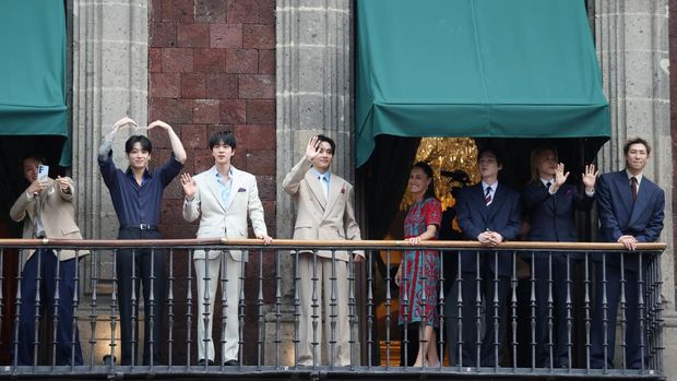 BTS Disambut Bak Tamu Negara di Meksiko, Ribuan ARMY Padati Istana Presiden!