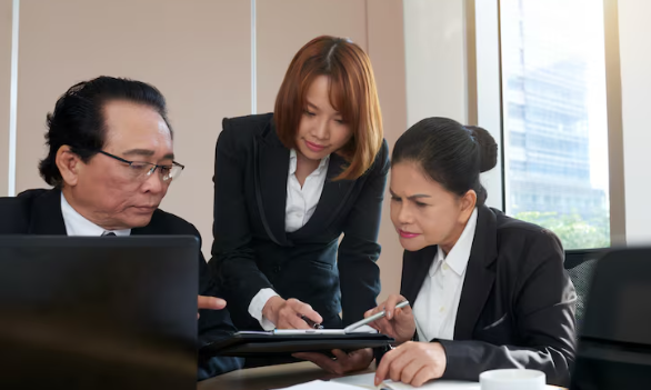Lulusan Hukum Gajinya Berapa? Ini Perbandingan Lawyer, Notaris, dan Legal Staff
