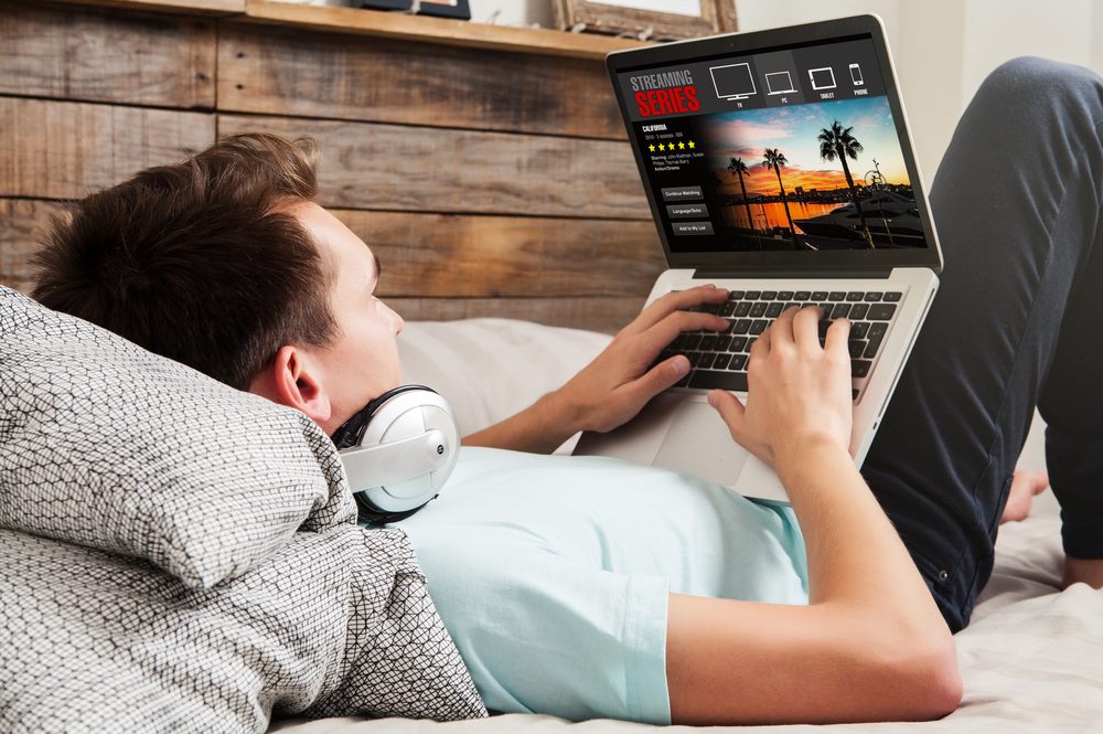 Mager Keluar? Ini Cara Bikin Long Weekend di Rumah Tetap Seru