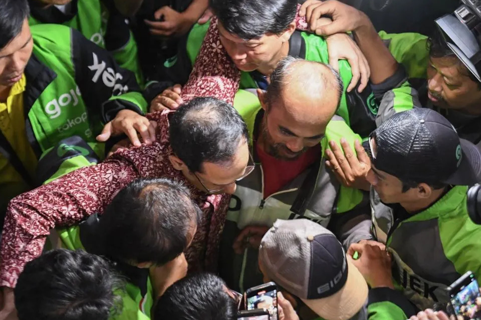 Momen Haru di Pengadilan, Nadiem Peluk Ojol Usai Dituntut 18 Tahun Penjara