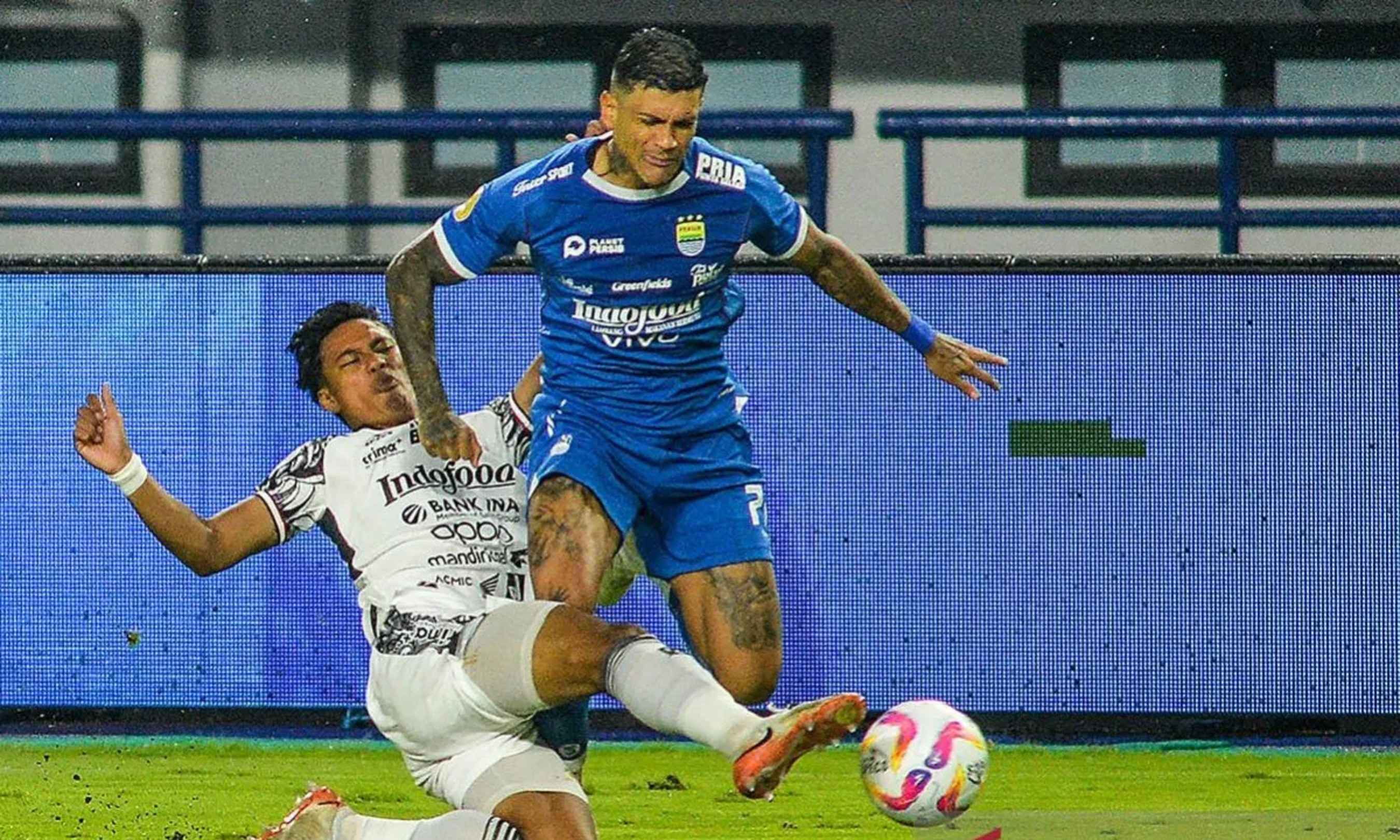Laga PSM vs Persib Berujung Ricuh, Pemain Selamatkan Diri ke Ruang Ganti