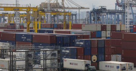 Buntut Blokade di Selat Hormuz  Perusahaan Pelayaran Mulai Bergeser ke Jalur Darat