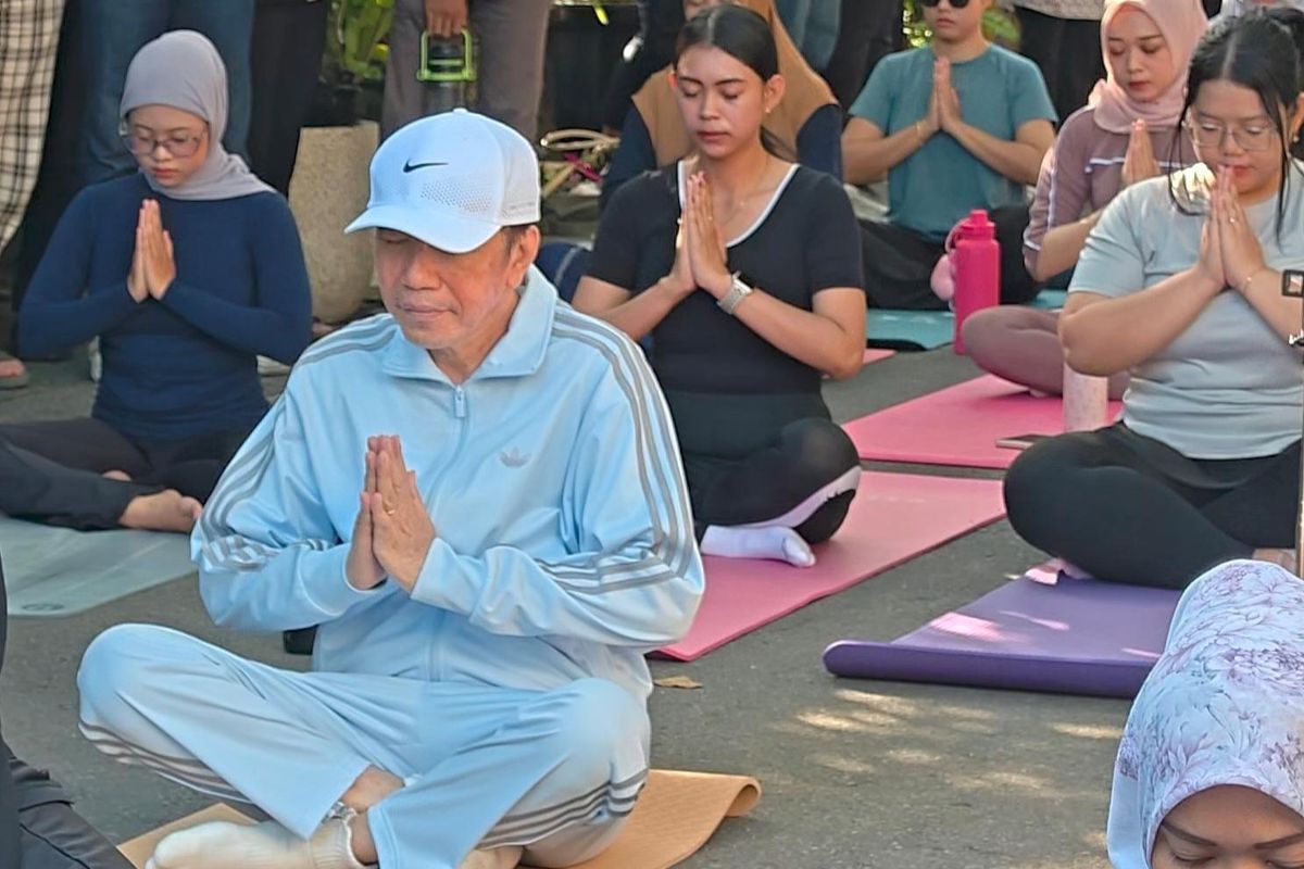 Viral Jokowi Ikut Yoga, Riset Harvard Ungkap Manfaat Besarnya di Usia Senja