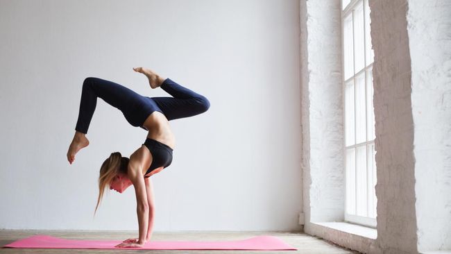 Yoga Sedang Jadi Tren, Ini Cara Biar Nggak Cedera Saat Latihan