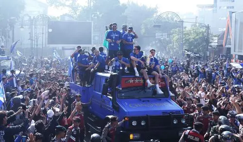 112 Ton Sampah Usai Pesta Juara Persib Bikin Bandung Kewalahan, Bekas Flare dan Miras Mendominasi