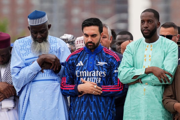 Unik! Wali Kota New York Shalat Id Kenakan Jubah Arsenal, Warganet Langsung Heboh