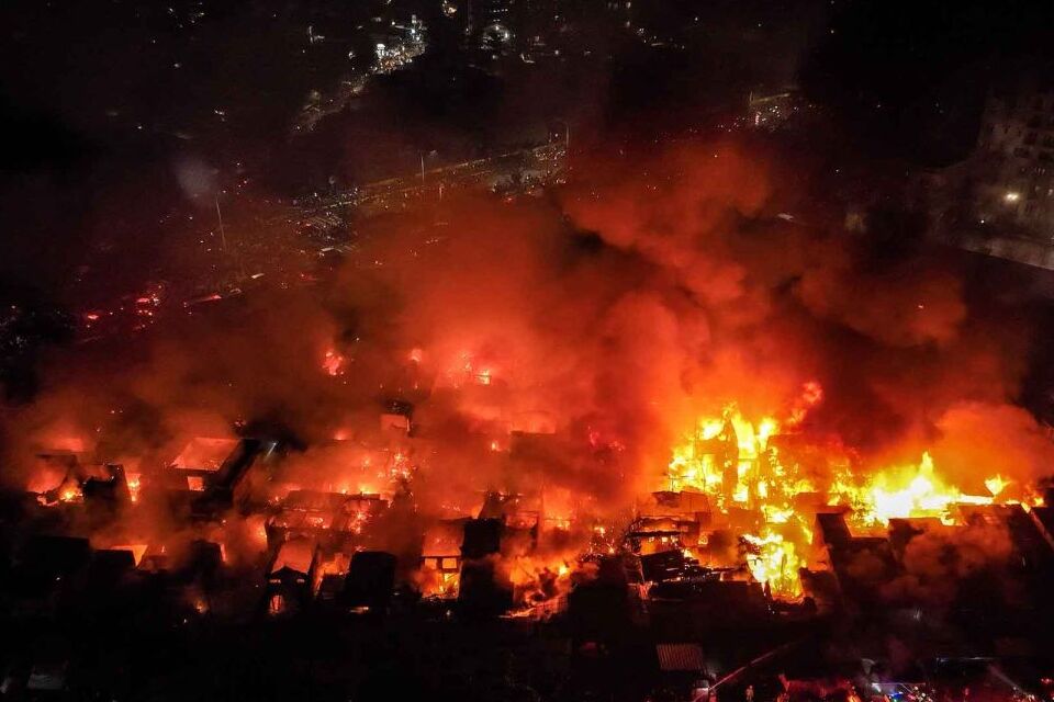 Kebakaran Hebat di Pasar Jiung Kemayoran, Tiga Orang Terluka dan Ratusan Warga Kehilangan Rumah