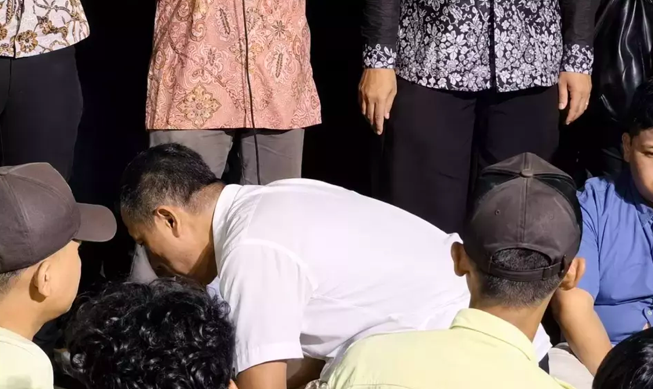 Ayah Mahasiswa PNJ Bersujud dan Minta Maaf Usai Anak Dipergoki Berciuman dengan Pria di Kampus