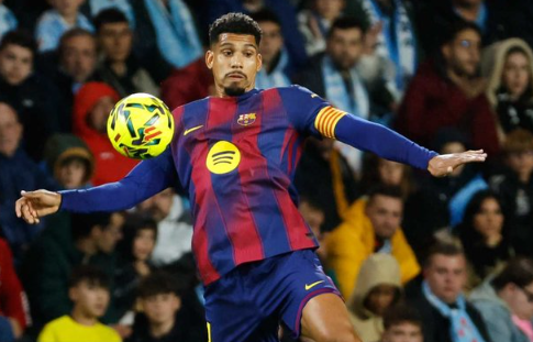 Barcelona Belum Berniat Jual Ronald Araujo Meski Perannya Berkurang