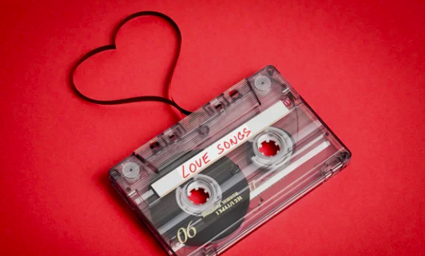 15 Lagu Cinta Bahasa Inggris yang Liriknya Relatable Banget untuk Kamu yang Sedang Dimabuk Asmara