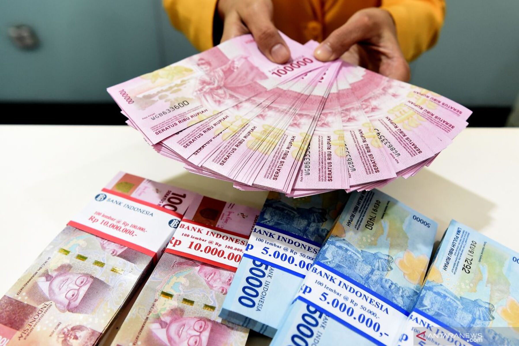 Siap-Siap Dompet Menjerit! 10 Barang Ini Diprediksi Makin Mahal Saat Dolar Tembus Rp18.000