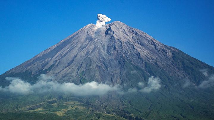 Pendaki Ilegal Gunung Semeru Jatuh ke Jurang, Tim SAR Tempuh Evakuasi hingga 8 Jam
