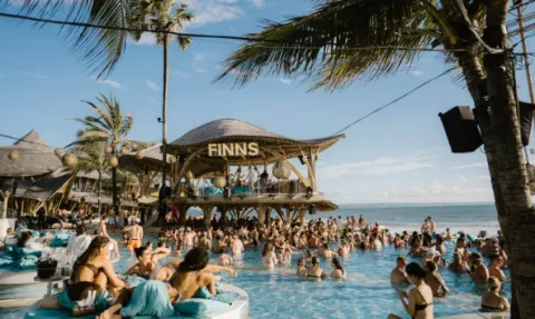 Perbandingan Beach Club Hits di Bali: Fasilitas, Harga, dan Lokasi yang Perlu Diketahui