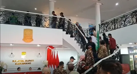 Ribuan Warga Geruduk Kantor Bupati Karawang, Desak Tempat Hiburan yang Diduga Jadi Lokasi Pesta Sesama Jenis Ditutup