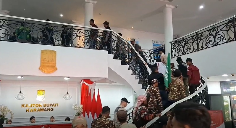 Ribuan Warga Geruduk Kantor Bupati Karawang, Desak Tempat Hiburan yang Diduga Jadi Lokasi Pesta Sesama Jenis Ditutup