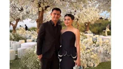 Pratama Arhan Gandeng Pacar Baru di Nikahan Jennifer Coppen, Netizen Bandingkan dengan Mantannya