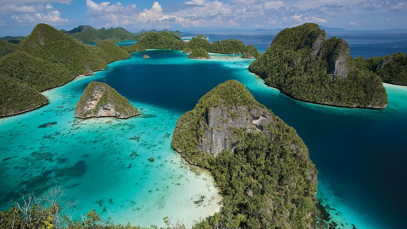 20 Tempat Paling Indah di Dunia yang Layak Dikunjungi Sekali Seumur Hidup, Ada Raja Ampat hingga Santorini