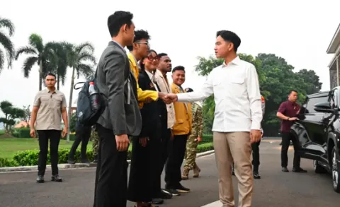 Gibran Gandeng Perwakilan Mahasiswa Tinjau MBG dan Koperasi Desa di Ende, Gorontalo, dan Papua