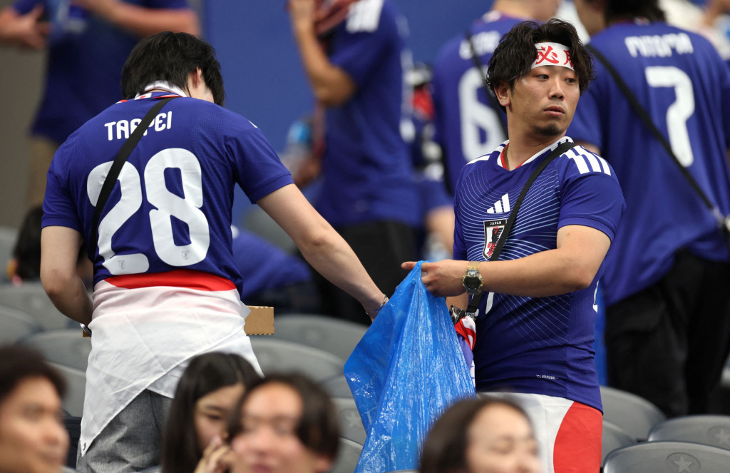 Dipuji Dunia karena Bersihkan Stadion Piala Dunia, Suporter Jepang Justru Tuai Kritik Pedas di Negaranya Sendiri