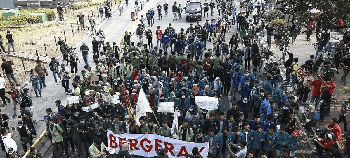 Mahasiswa Trisakti Bergerak ke DPR Bawa "Tritura", Tuntut Pemulihan Ekonomi hingga Supremasi Sipil