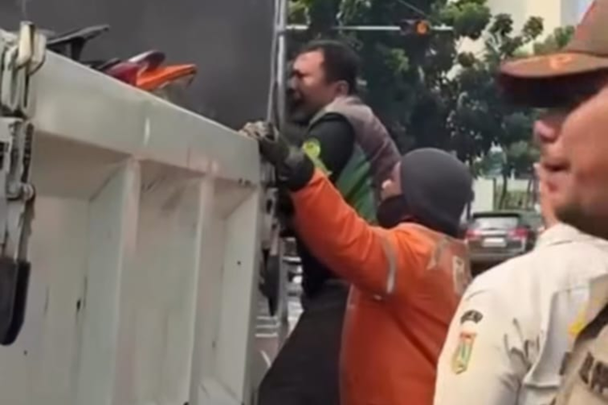 Viral Ojol Menangis Motornya Diangkut, Ini Klarifikasi Kasudinhub Jakarta Timur
