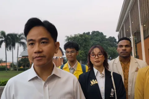 Ikut Kunjungan Kerja Gibran Pakai Jaket Kuning, IKM FIB UI Tegaskan Mahasiswanya Bukan Utusan Resmi Kampus