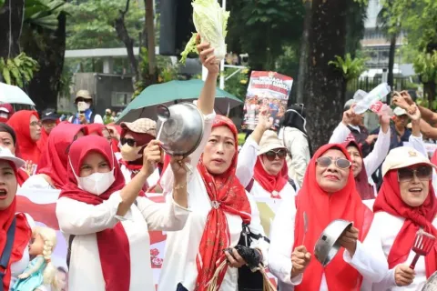 Massa Emak-Emak Gelar Demo Dukung Makan Bergizi Gratis di Monas, Mengaku Dibayar Rp100 Ribu dan Dapat Wajan
