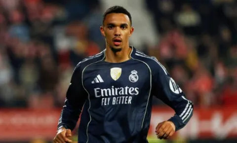 Trent Alexander-Arnold ke MU? Antonio Valencia Bilang Ini Transfer Impian!