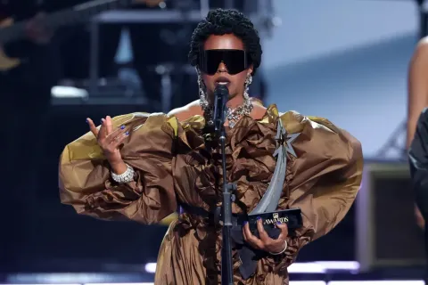 Lauryn Hill Terima Penghargaan Living Legend di BET Awards 2026, Tutup Malam dengan Penampilan Emosional