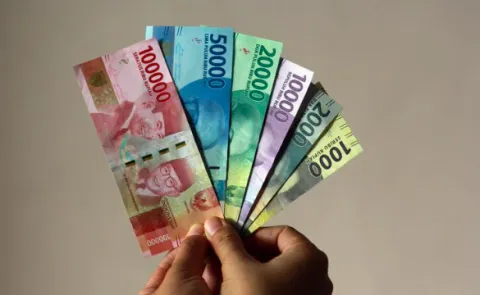 Rupiah Melemah ke Rp17.858, Penguatan Dolar AS Bikin Harga Emas Dunia Turun
