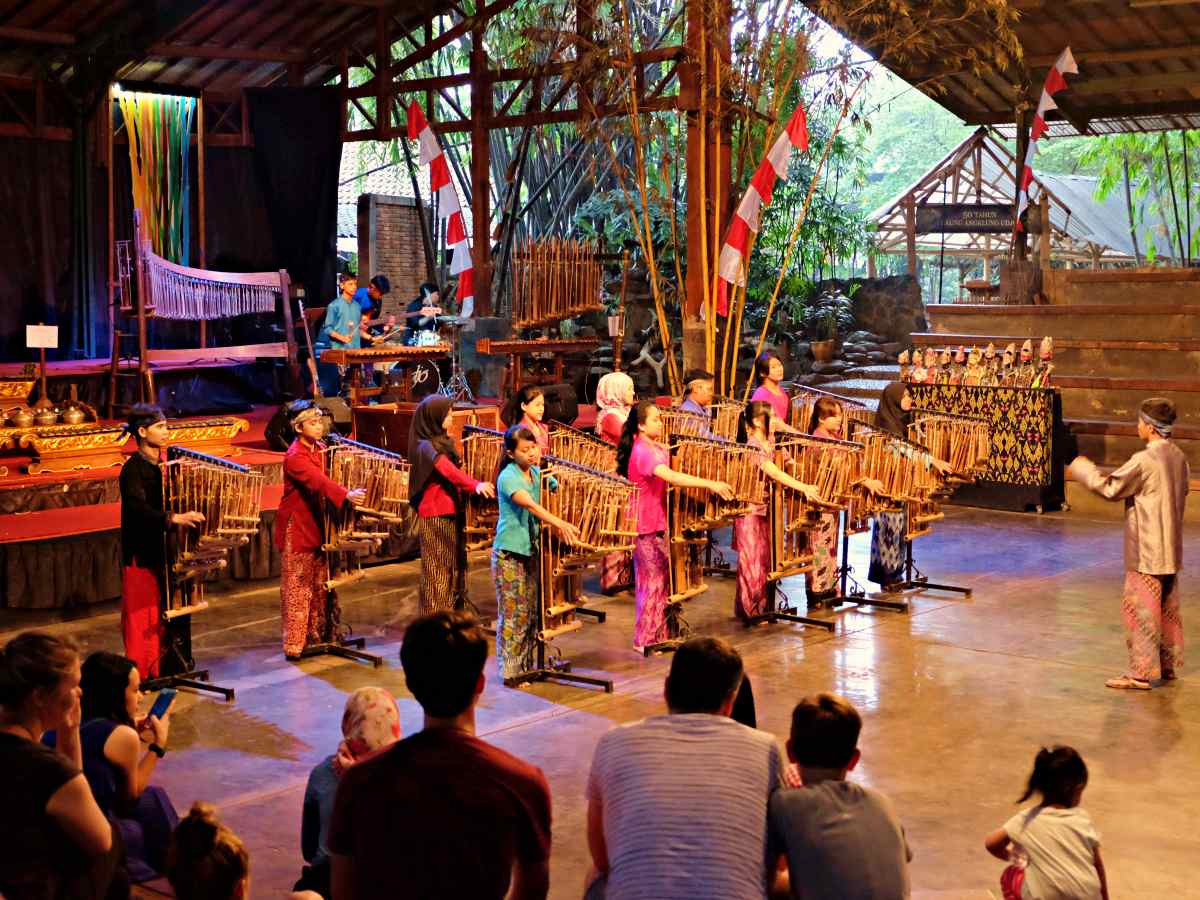 8 Tempat Wisata Favorit di Bandung yang Wajib Dikunjungi: Dari Kawah Putih, Farmhouse, hingga Saung Angklung Udjo
