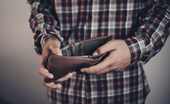 8 Kebiasaan yang Bisa Membuat Dompet Cepat Rusak